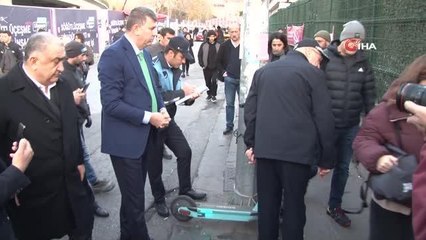 Kadıköy Belediyesi kaldırımdaki scooterları topladı