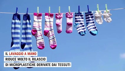 Il bucato a mano rilascia molte meno microplastiche della lavatrice