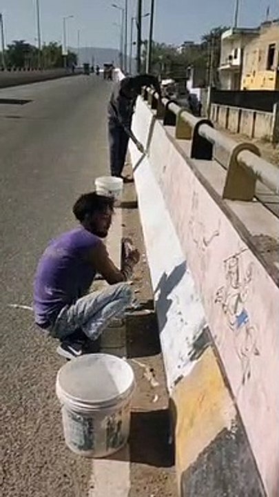 अलवर में ओवर ब्रिज पर चित्रकारी की तैयारी दूसरी और थापे जा रहे है गोबर के उपले,देखे वीडियो