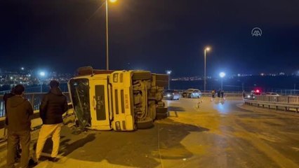 Küçükçekmece'de devrilen tır nedeniyle trafik yoğunluğu oluştu