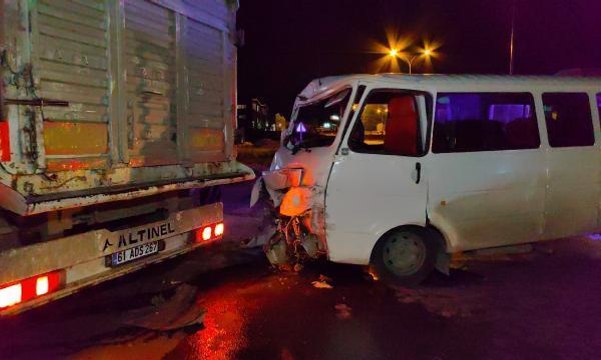 Servis minibüsü tıra çarptı: 6 yaralı