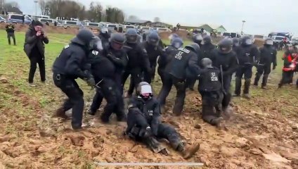 Alman polisi çamura gömüldü