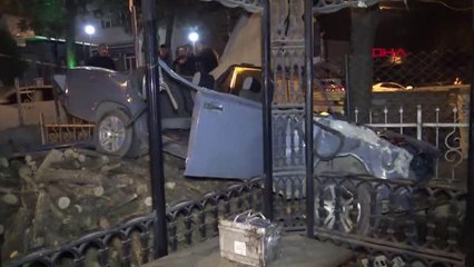 PARK HALİNDEKİ KAMYONA ÇARPAN OTOMOBİL BAHÇEYE UÇTU 3 YARALI