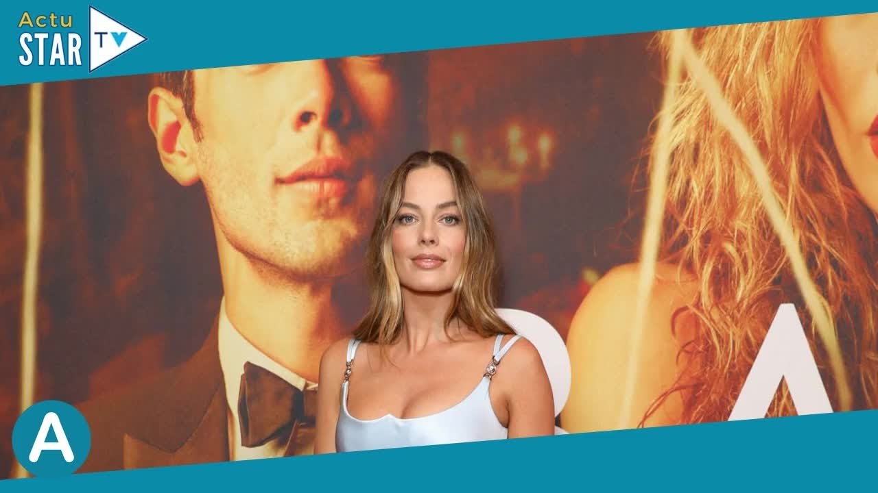 Margot Robbie dans la même robe Versace que Carla Bruni : une différence de taille choque les intern