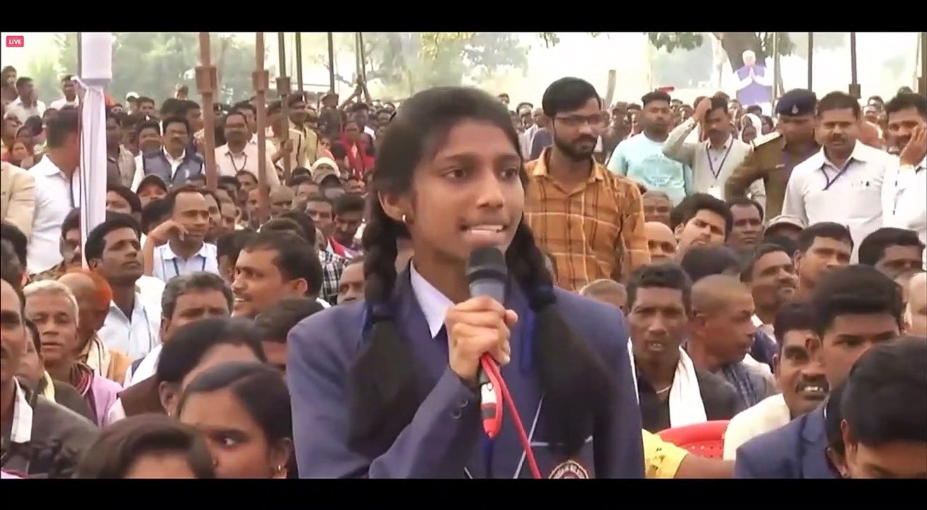 भेंट-मुलाकात : स्वामी आत्मानंद स्कूल की छात्रा अनुष्का राठौर ने मुख्यमंत्री को अंग्रेजी में स्कूल में चल रही पढ़ाई एवं सुविधाओं के बारे में बताया।