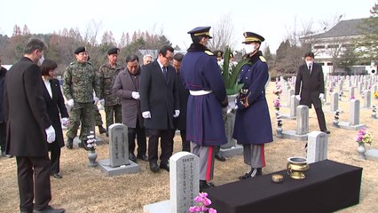 5·18 단체, 43년 만에 서울현충원 특전사 묘역 첫 참배 / YTN