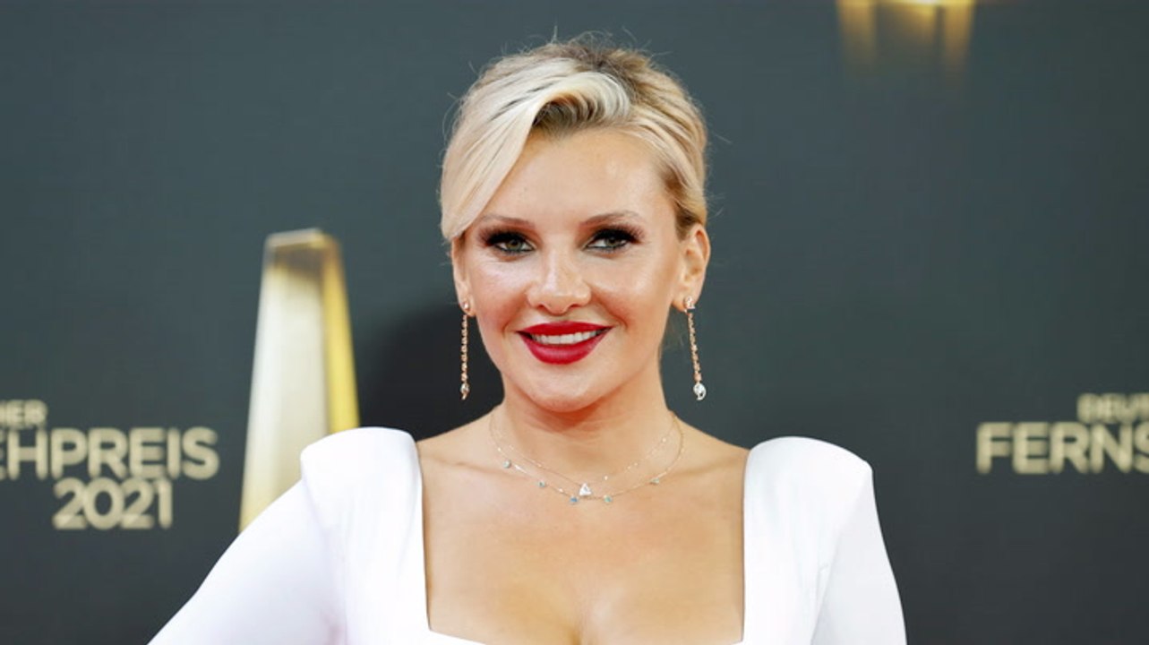 Evelyn Burdecki zeigt ihre Füße: TV-Beauty hat sich im Urlaub verletzt