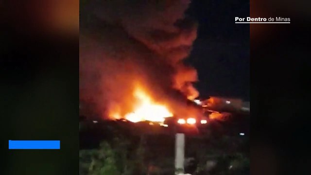 Incêndio de grandes proporções destrói galpão no bairro Jardim Alvorada, em BH