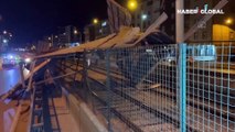 Bursa'da kuvvetli lodos: 3 katlı binanın çatısı, metro güzergahına düştü