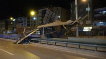 Bursa'da lodosun etkisiyle kopan çatı kara yolu ve metro hattının üzerine düştü
