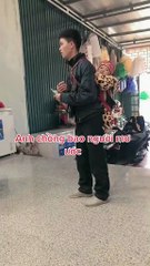 Chồng địu con cho vợ đi làm tóc suốt 9 tiếng, không một lời than vãn