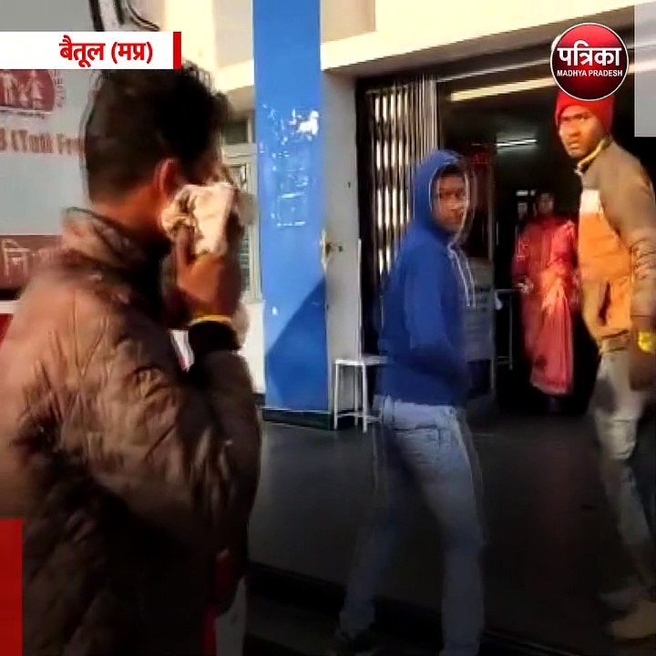 बैतूल (मप्र); अवैध रेत से भरा ट्रैक्टर पलटा