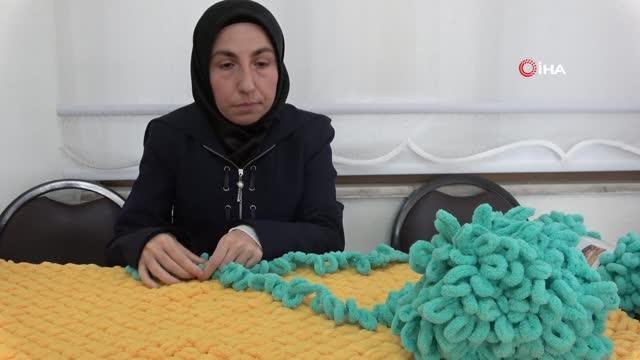 Görme engelli hafız Zuhal Temel örgü örerek engelliler derneğine katkı sağlıyor
