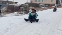 Çocuklar karın keyfini kızak kayarak çıkardı