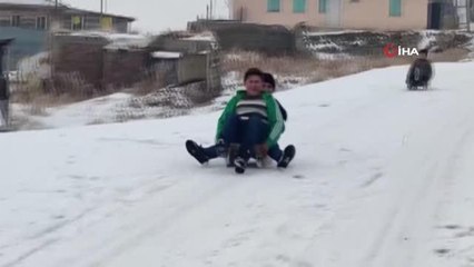 Çocuklar karın keyfini kızak kayarak çıkardı