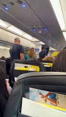 EUA. Ao ser expulsa de voo, mulher grita: "Espero que caiam e morram!"