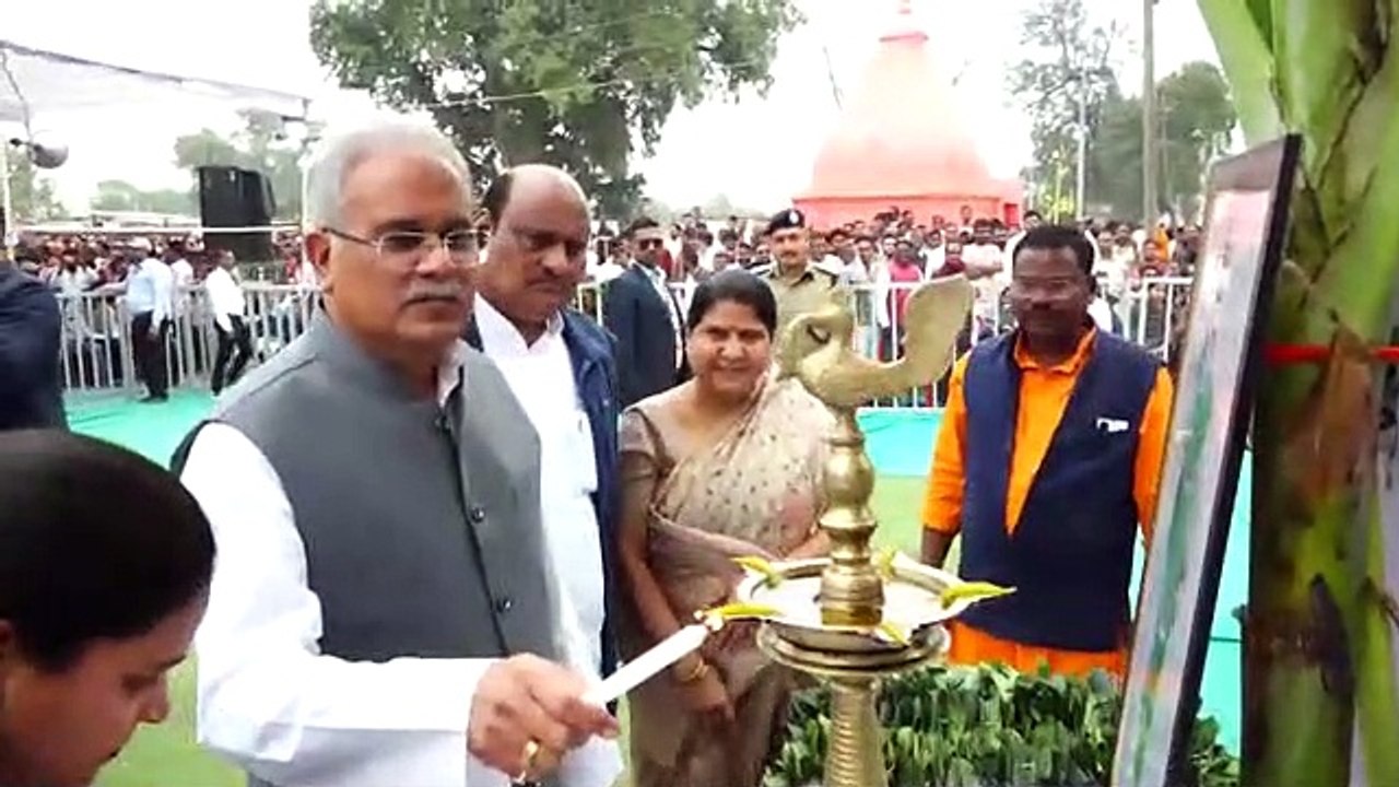 मुख्यमंत्री भूपेश बघेल भेंट-मुलाकात के लिए तखतपुर विधानसभा क्षेत्र हेलीपैड से पहुंचे