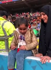 أم عراقية تشرح مجريات المباراة لابنتها الكفيفة