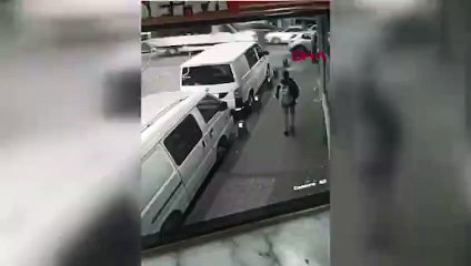 Yaralı kediyi kurtarmak isteyen hayvansevere silahla tehdit!