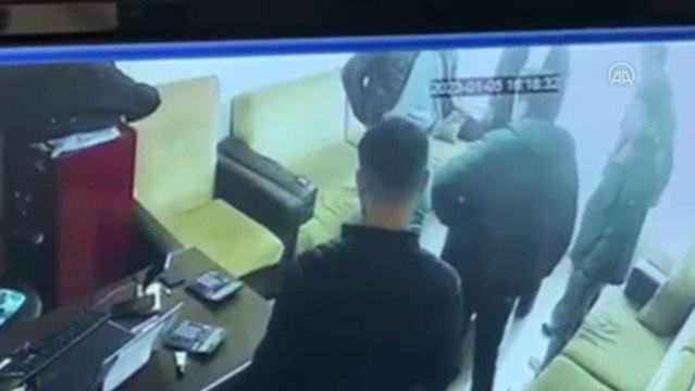 Kendilerini polis olarak tanıtarak gasp yapan 3 şüpheli yakalandı