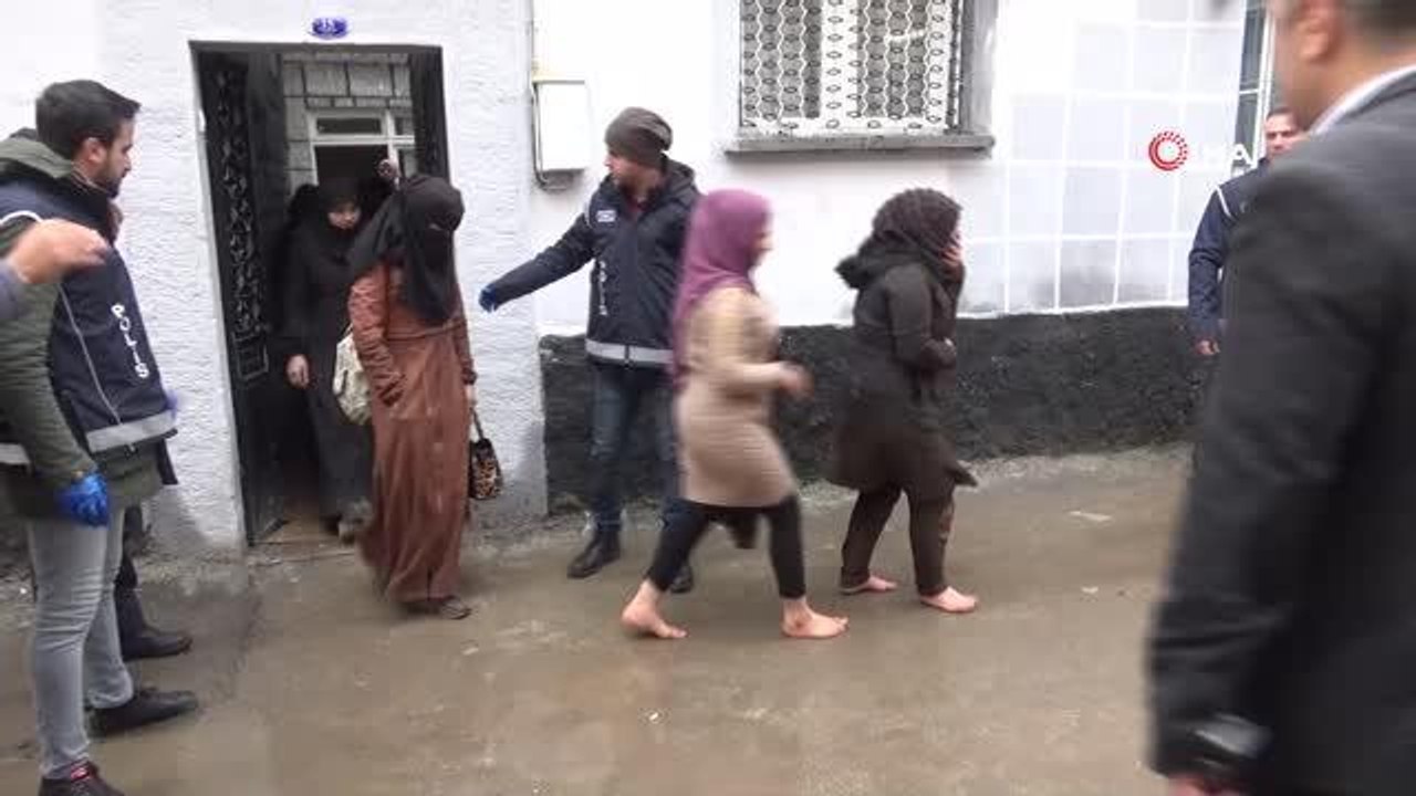 Kilis'te kaçak göçmen baskını: Evde 31 düzensiz göçmen yakalandı