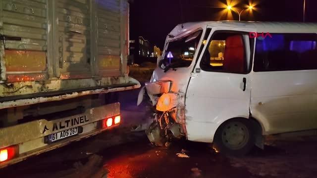 BURSA'DA İŞÇİ SERVİSİ İLE TIR ÇARPIŞTI 6 YARALI