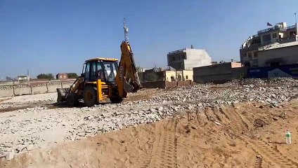 अवैध कॉलोनियों के साथ कैफे पर चली जेसीबी