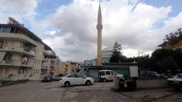 Kaza yapan otomobil, trafik lambasını devirdi...Kaza anı kamerada