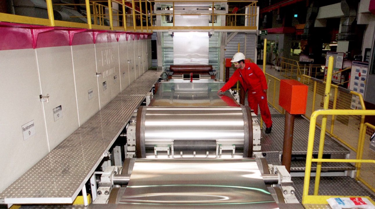 Mann wird brutal in Wickelmaschine eingeklemmt