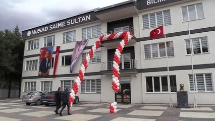 Yüzünü bile hatırlamadığı annesinin mezarının karşısına okul yaptırdı