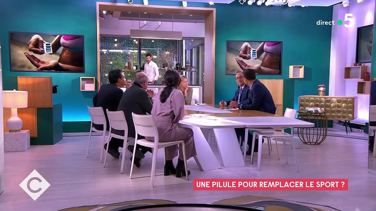 Michel Cymes et François Hollande durant l'émission "C à vous".