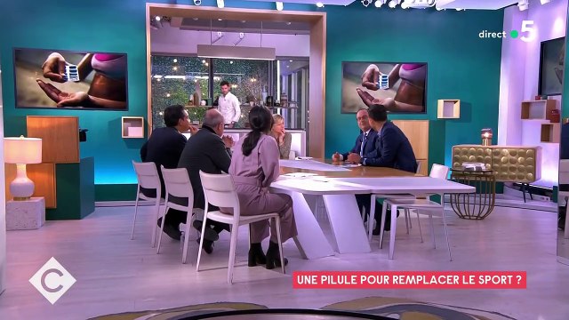 Michel Cymes et François Hollande durant l'émission C à vous .