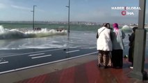 Lodos nedeniyle metrelerce yükselen dalgalarla fotoğraf çekinmek için ıslanmayı göze aldılar