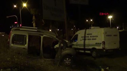 SALİHLİ'DE HAFİF TİCARİ ARAÇ DİREĞE ÇARPTI: 1 ÖLÜ, 1 YARALI