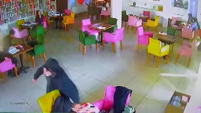 İran'ın Khoy kenti merkezli 5,7 büyüklüğündeki deprem anı güvenlik kamerasına yansıdı