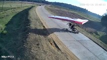 Índia. Parapente aterra em estrada (e por pouco não colide com carrinha)