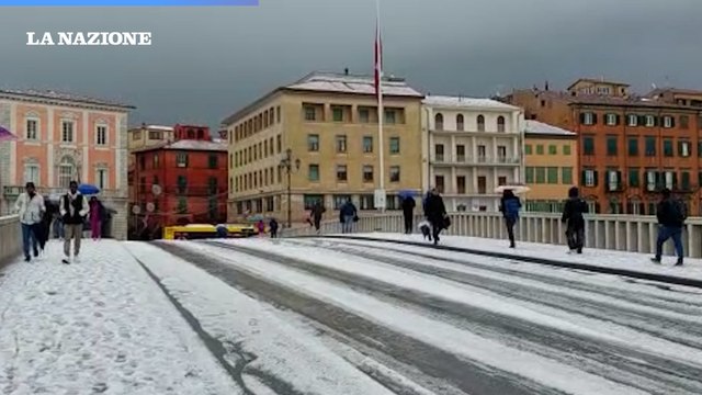 Maltempo in Toscana, la neve tonda imbianca Pisa