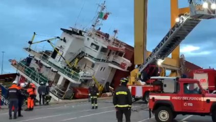 Genova, nave cargo si inclina su un fianco al porto (18.01.23)