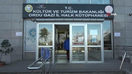 80 yaşındaki kütüphane kurdu, gününün yarısını kitapların arasında geçiriyor