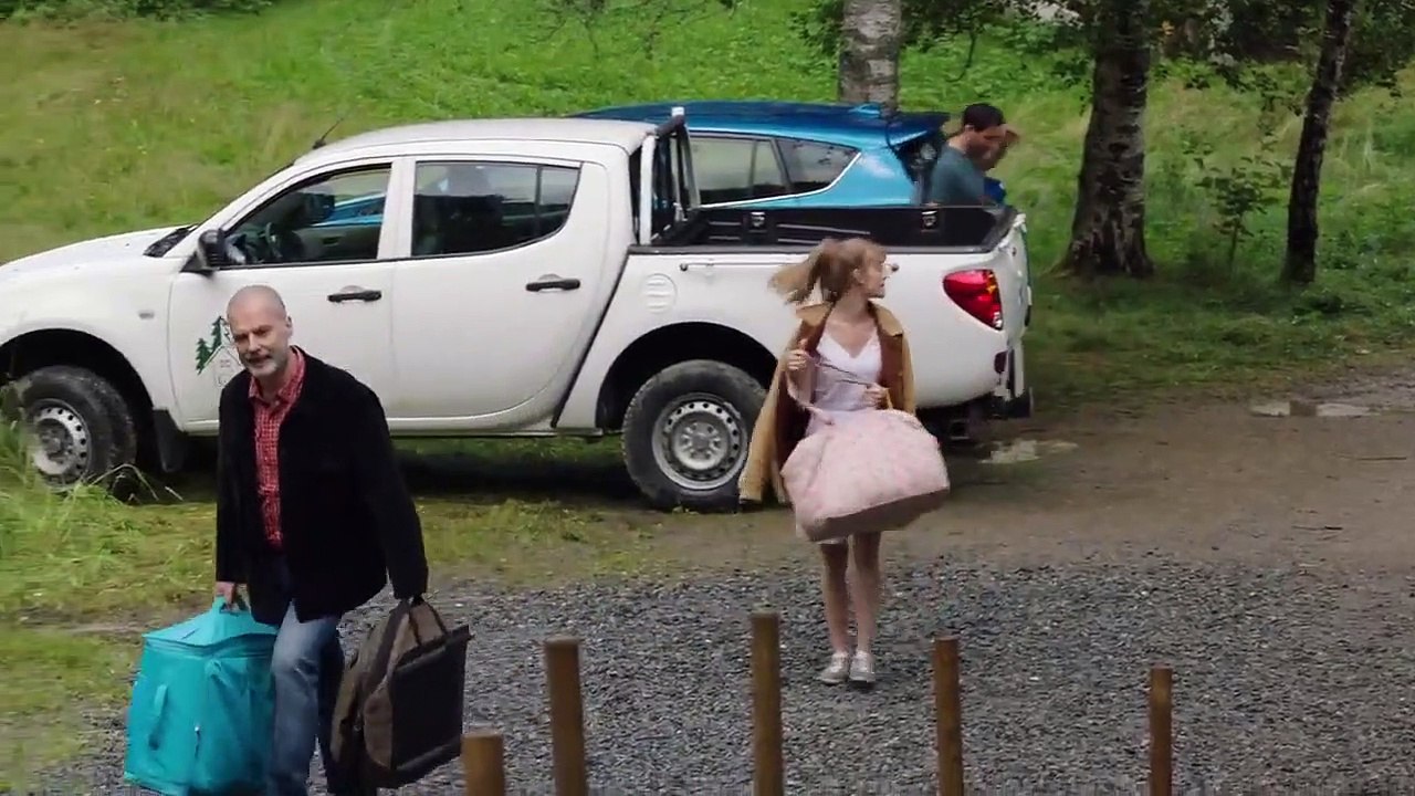 The Chalet - Se1 - Ep01 HD Watch