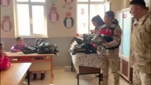 Jandarma Komutanlığı ekiplerince köyde okuyan öğrencilere kışlık kıyafet dağıtıldı
