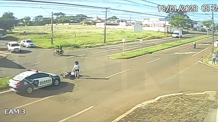 Vídeo mostra viatura da GM batendo na traseira de moto e derrubando motociclista na Avenida Rocha Pombo