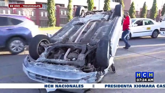 Llantas arriba queda vehículo tras explotarle llanta e impactar con otro carro en bulevar Suyapa