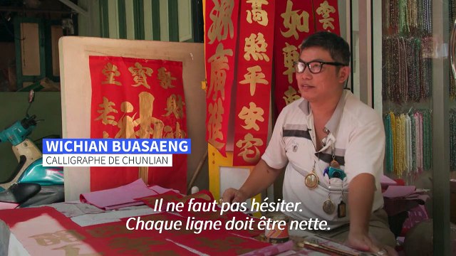 À Bangkok, un calligraphe perpétue la tradition du Nouvel An lunaire dans le quartier chinois