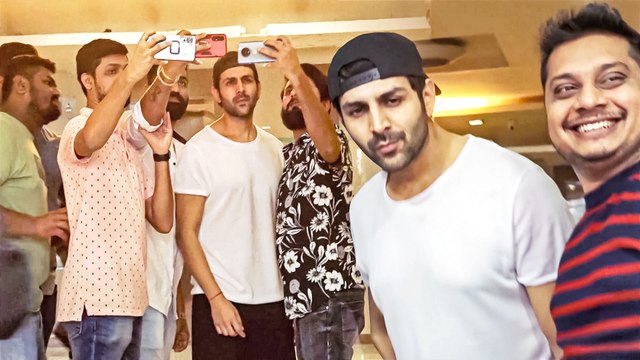 शहज़ादा' कार्तिक आर्यन के साथ फोटो क्लिक करवाने के लिए फैन्स की भीड़ ने घेरा एक्टर को