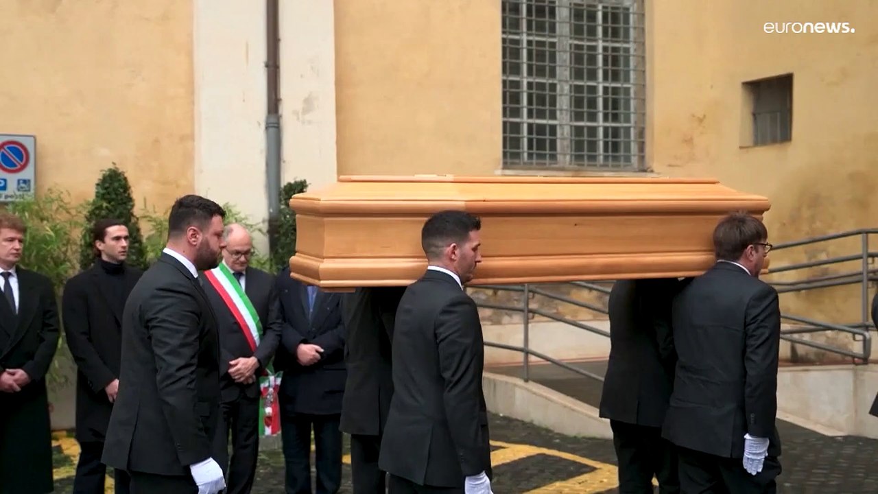 Roma, il saluto al feretro di Gina Lollobrigida. In tanti alla camera ardente in Campidoglio