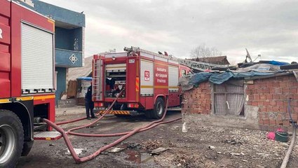 Tek katlı evde çıkan yangın bitişindeki iki eve sıçradı