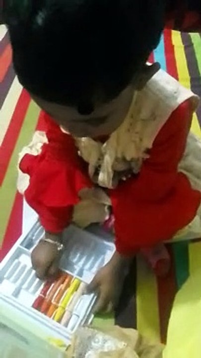 রং পেন্সিল নিয়ে খেলা