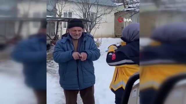 Sağlık personeli, işitme engelli hasta yakınından işaret dili ile bilgi aldı