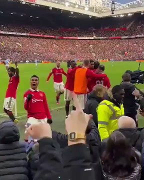 Ce joueur de foot de Manchester United aime ses supporters et le montre bien